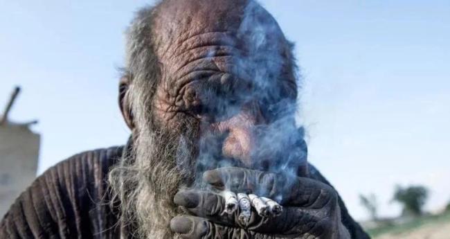 啥?居然能60年沒洗澡！全世界最臟的人被迫洗澡后去世