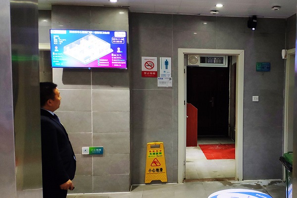 女子廁所如廁被光頭男子偷窺，智慧廁所方案受到關(guān)注